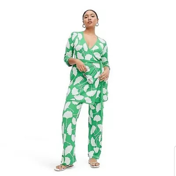 2pcWomen's Long Sleeve V-Neck Ginkgo Green Sweater Wrap Top & Matching Pants DVF - Picture 3 of 10